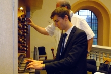 Alexander Feih beim gefühlvollen Orgelspiel