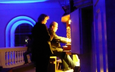 Armin Lamar beim klangvollen Orgelspiel
