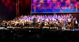 Daniel Franke mit dem Chor des RSG und dem KJSO