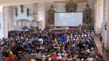 850 Kinder beim Orgelkonzert