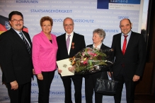 v.l.n.r.: OB Roland Henz, Ministerin Monika Bachmann, Manfred u. Gerlinde Boßmann, Staatssekretär Georg Jungmann