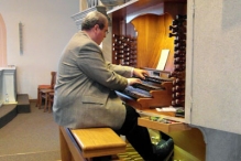 Armin Lamar an der Mayer-Orgel