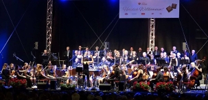 Der Jazzchor „United Voices“ und die „Concert- Band“ des RSG brachten unter der Leitung von Ruth Strauß vier bekannte Melodien aus Musicals