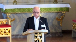 Manfred Boßmann begrüßt beim Eröffnungskonzert die Gäste