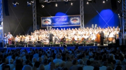 Der Chor des Robert-Schumann-Gymnasiums und das Kreisjugendsynphonie Orchester