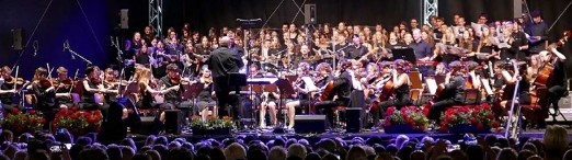 Das Orchester präsentierte zusammen mit dem Chor „Polyphonix“ (Leitung: Daniel Franke) ein Pop- Medley und den Schlager „Alles nur geklaut“ (Die Prinzen)