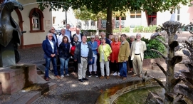 Teilnehmer der Orgelfahrt mit Pfarrer Arno Vogt (1. Reihe, 4. v. l.) am Brunnen in Herxheim